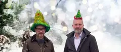Sebastian och Johan i roliga julgranshattar ger julhälsning. 
