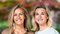 Psykologerna Kajsa och Maria syns i bild. De ler och är glada.