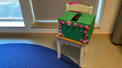 En valurna står på en stol.