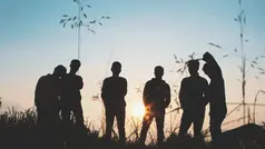 silhuetter av sex ungdomar i solnedgången 