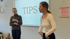 connect & correct står framför en tv och visar tips.