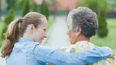 Kvinna som håller om en annan kvinna med omsorg.