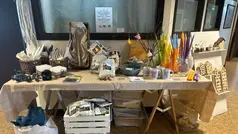 Bord med olika hantverk.