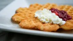 Våffla med grädde och sylt.