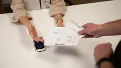 Person överlämnar sina röstkort