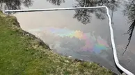 Ett utsläpp har skett och det ligger olja i Ätran. Bild vid kanten där man satt läns runt oljan.