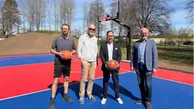 Salman, Fredrik, Sebastian och Johan står på streetbasketplanen. Salman och Sebastian håller i varsin basketboll.