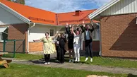 Kortis Lambo medarbetare står utanför huset och hoppar med händerna mot himlen.