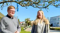Fredrik Skotte och Christine Berggren står utanför kommunhuset och pratar. De ser glada ut.