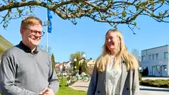 Fredrik Skotte och Christine Berggren står utanför kommunhuset och pratar. De ser glada ut.