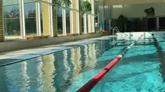 Bild på simbassäng ut mot fönsterna på Moga Fritid. 