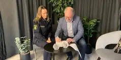 Polischef och kommunalråd skriver på samverkan.