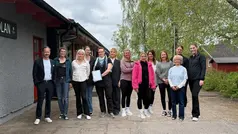 Medarbetare och Sebastian står utanför Landboskolan.