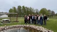 Gruppbild på medarbetare från daglig verksamhet ute vid fontänen.