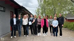 Medarbetare och Sebastian står utanför Landboskolan.