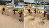 Flera slaghammare mot en vägg med kakel. En bild visar en vägg, den andra visar en vägg med bortslagen betong.