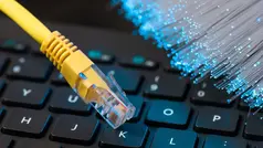 Ett tangentbord en nätverkskabel och fibertrådar.