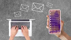 Bild på h'nder ovanpå en laptop och en hand som håller i en mobil. I förgrunden visar ikoner av flera kuvert. 