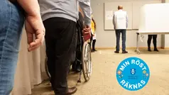 En kö till valstation med person som står vid bås. I höger hörn finns loggan för Min röst räknas. 