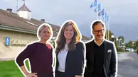 Bild på kommunhuset. I förgrunden står Emelie Romland tillsammans med Elinore Carlén och Sebastian Nydén. 