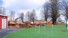 Grävmaskin gräver bredvid lekplatsen i Thilanderska parken