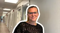 Emma Nyman står i kanslikorridoren och ser glad ut och ler in i kameran.