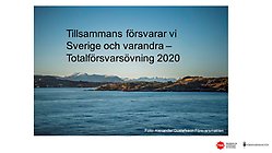 Vy från vatten mot skärgårdsklippor, text på bilden: Tillsammans försvarar vi Sverige och varandra _ Totalförsvarsövning 2020, loggor för MSB och Försvarsmakten