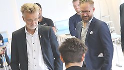 Landshövding Anders Danielsson och socialchef Sebastian Nydén iakttar produktion av skyddsförkläde. 