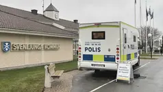 Mobila poliskontoret står framför Svenljunga kommunhus. 