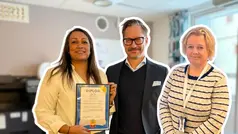 Victoria och camilla får diplom och tårta för sin insats i FN-dagen.