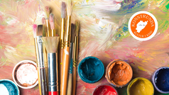 Målarduk med många färger och penslar och små målarburkar som ligger på duken