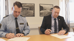 Lokalpolisområdeschef Mattias Ramsö och kommunalråd
Patrik Harrysson undertecknar medborgarlöftet.